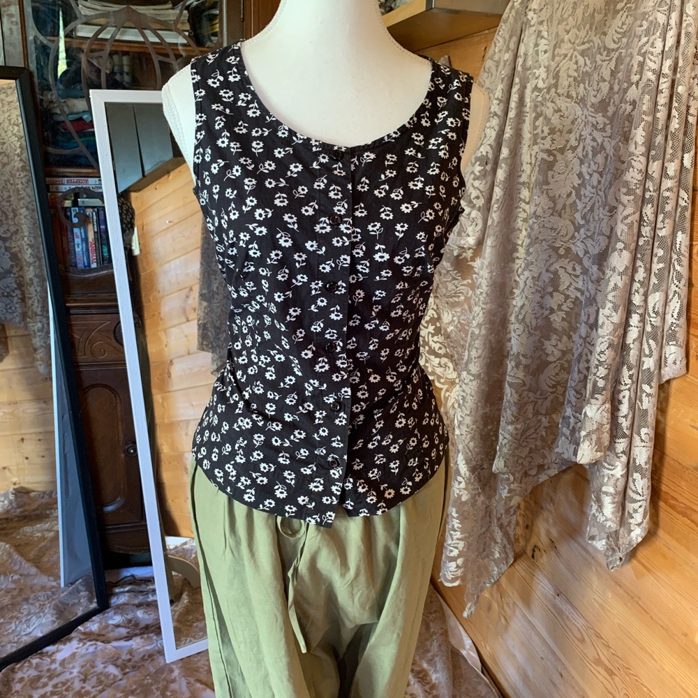 Vintage Y2K Floral Black and White Sleeveless Top. Size Small Coquette Feminine‎